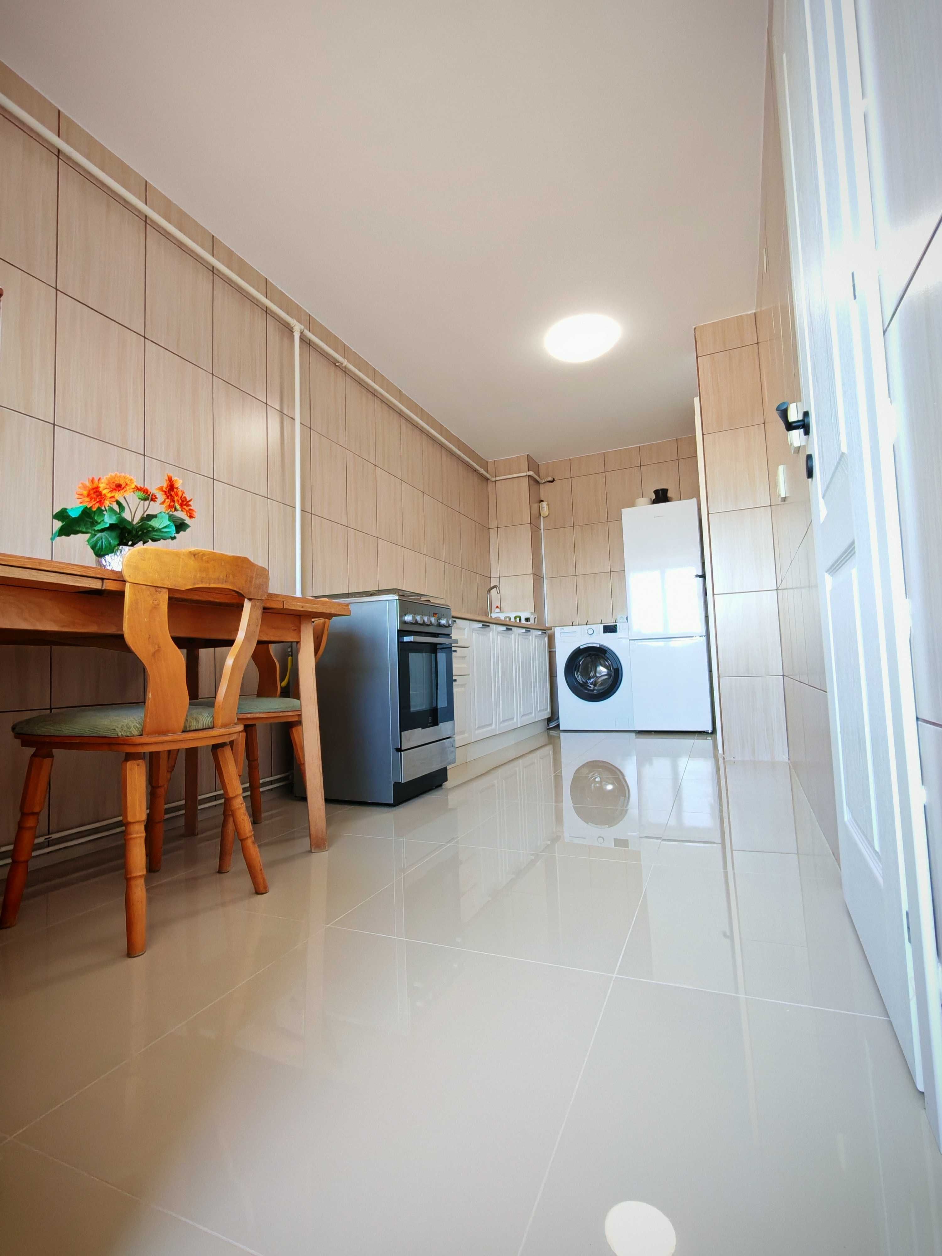 Apartament cu 2 camere, 3 balcoane, decomandat, situat în Micro 3
