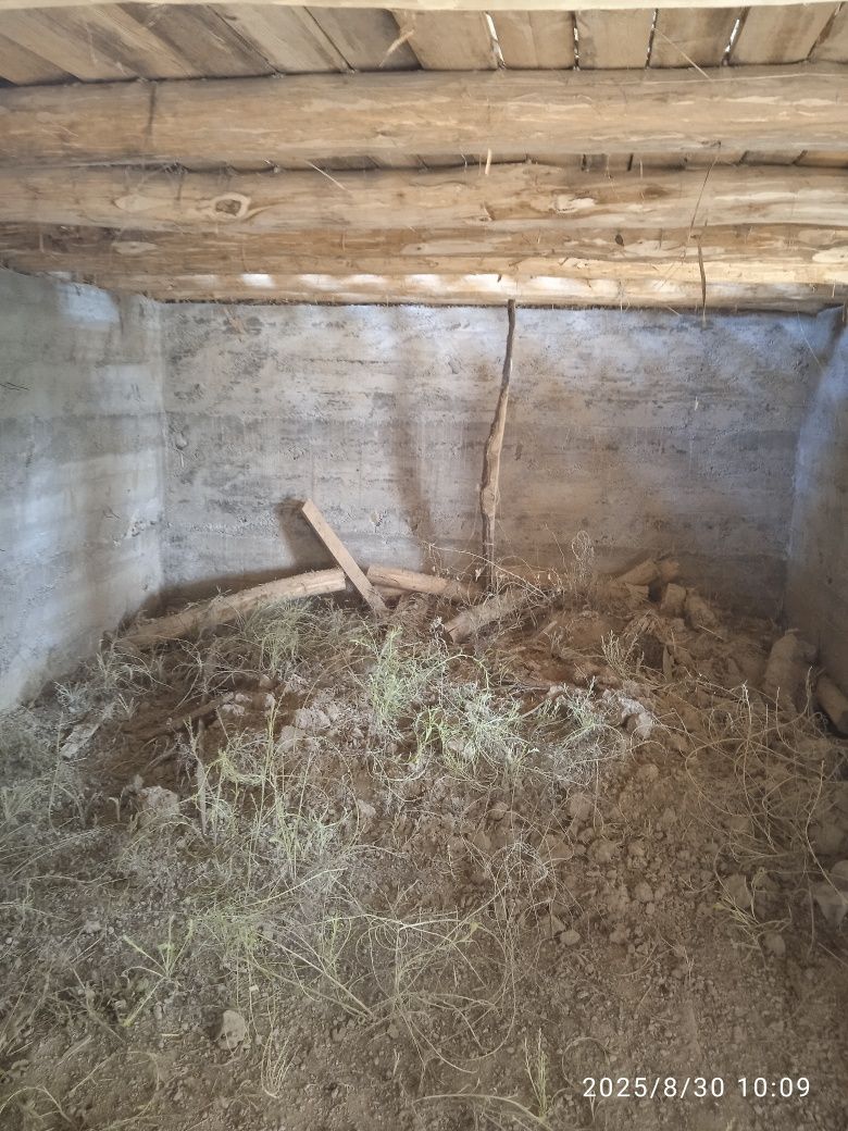 Uchastka sotiladi. Maydoni 8sotix. 3xona 1ayvon 2podval. Narxi 45000$