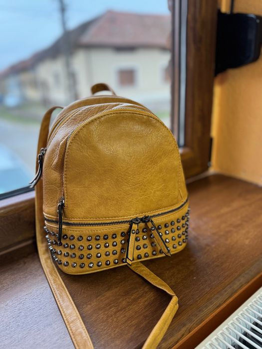 Vând rucsac care se poate purta și ca geantă