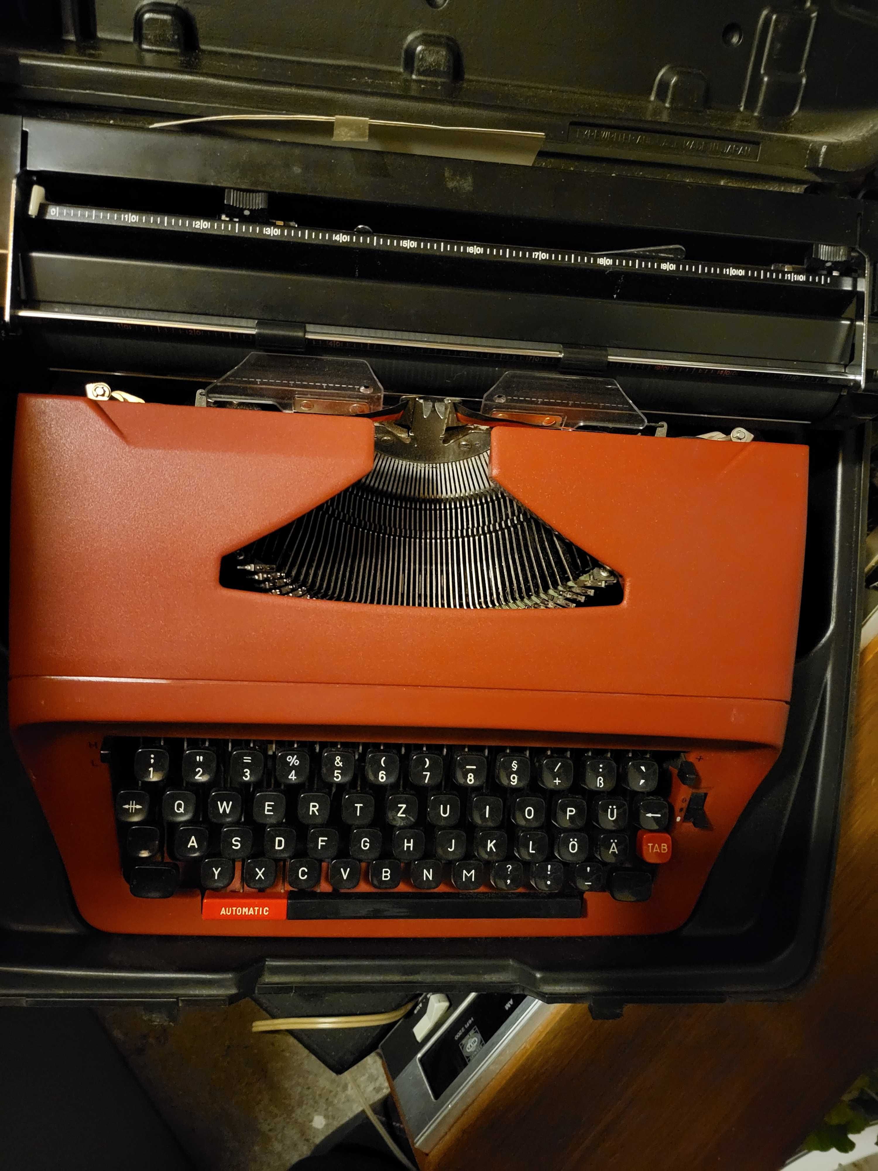 Masina de scris rosie