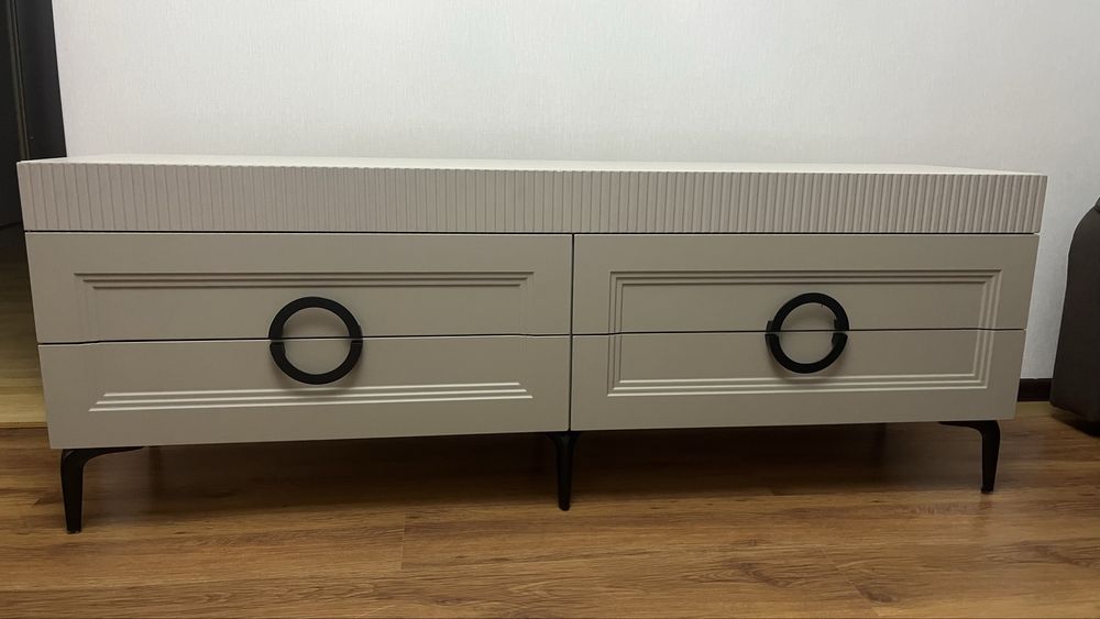 Продам тумба под телевизор в отличном состояний