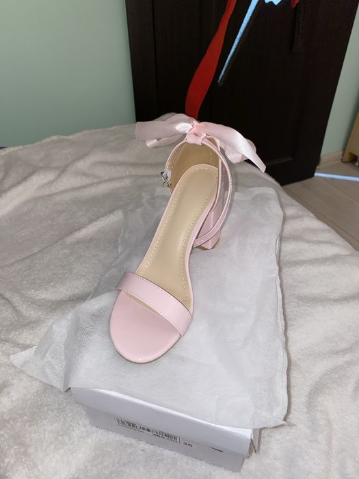 Sandale elegante cu panglica si varf rotund