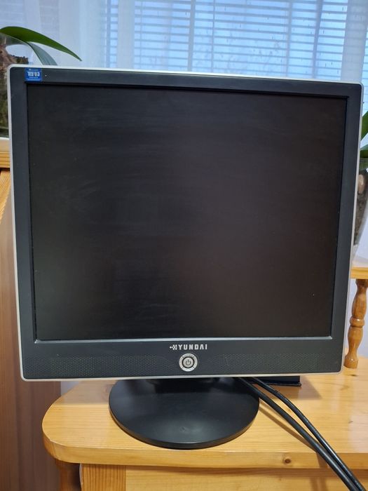 Монитор Hyudai N71S