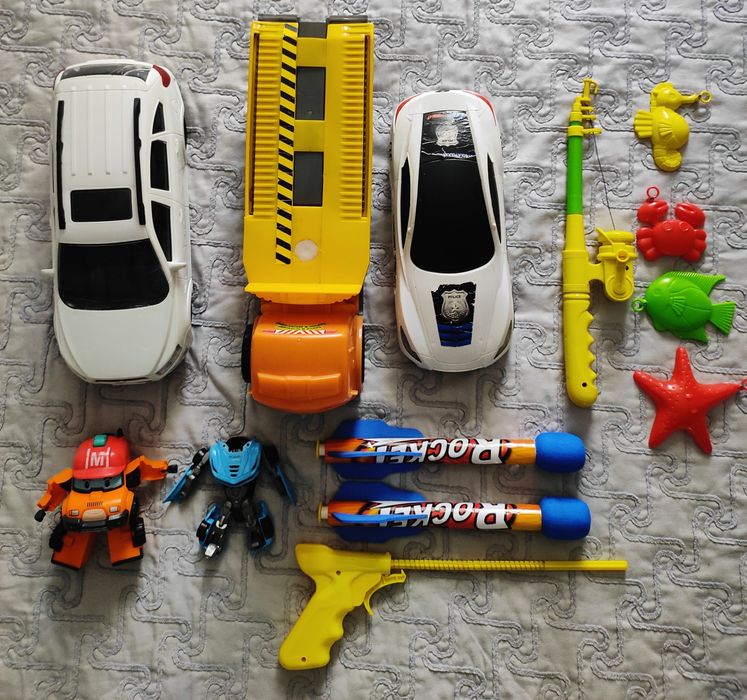 Продаются детские игрушки по 15 000 любая.