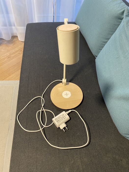 Lampa Ikea Riggad cu incarcator wireless
