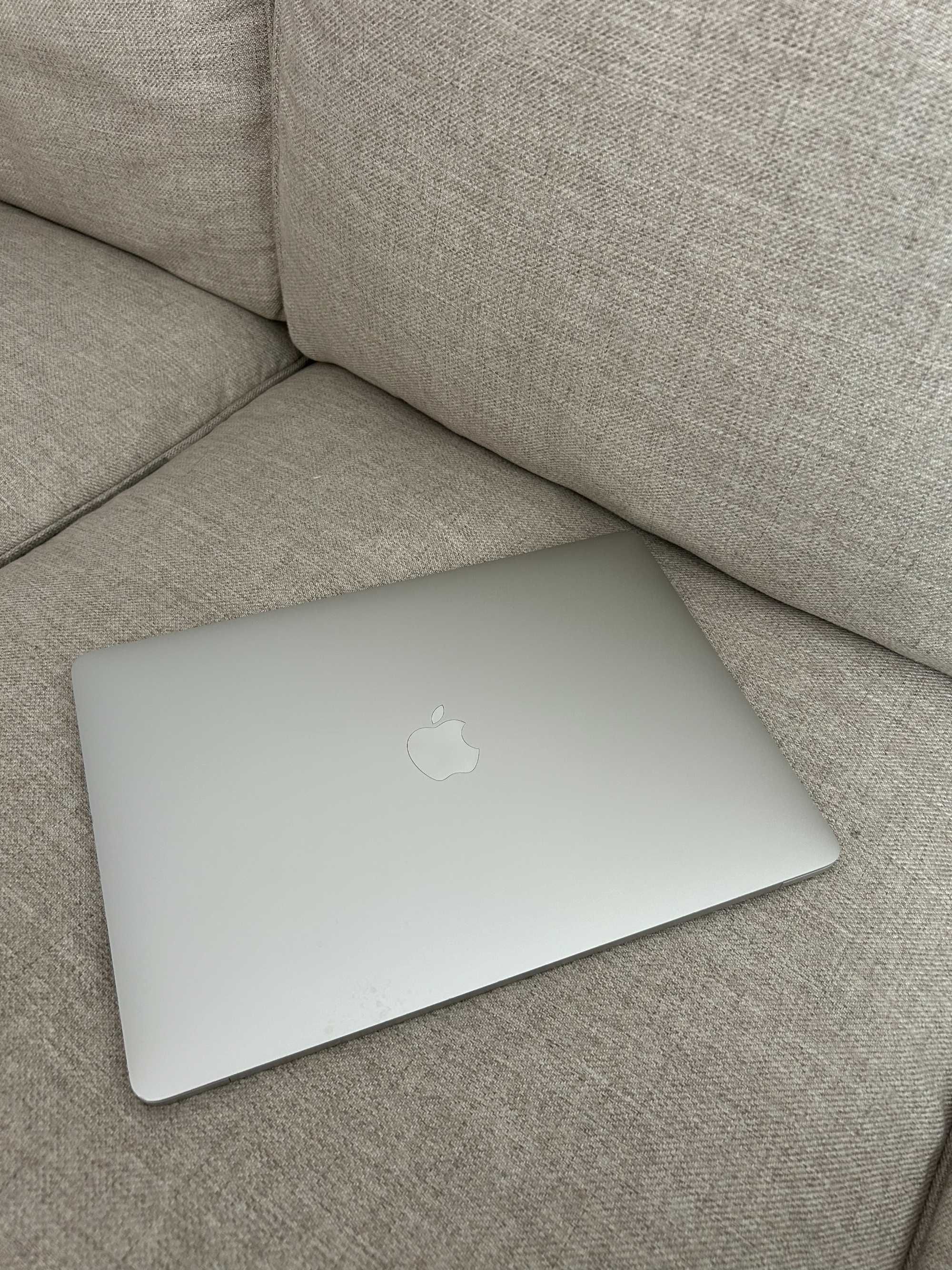 MacBook Pro 13" cu Touch bar - 2016