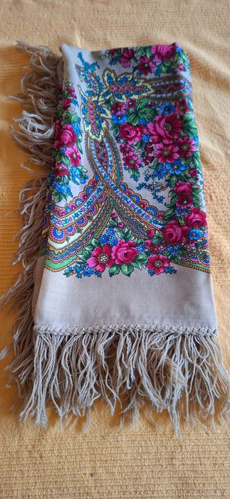 Esarfa colorata, de dimensiune aprox 100cmx100 cm