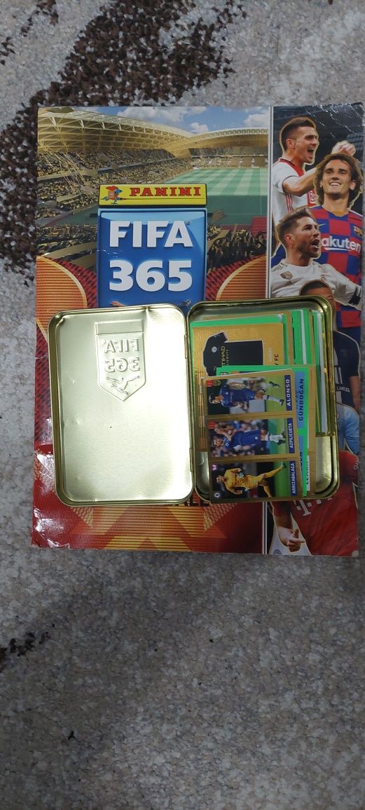 Colecție stickere de fotbal + cutie de metal cu cartonase in plus