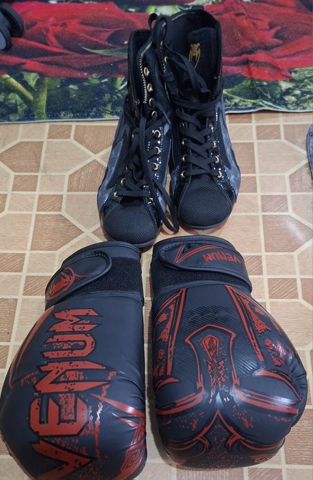 Почти что новые. Перчатки 8/10, обувь 37, в хорошем состоянии.