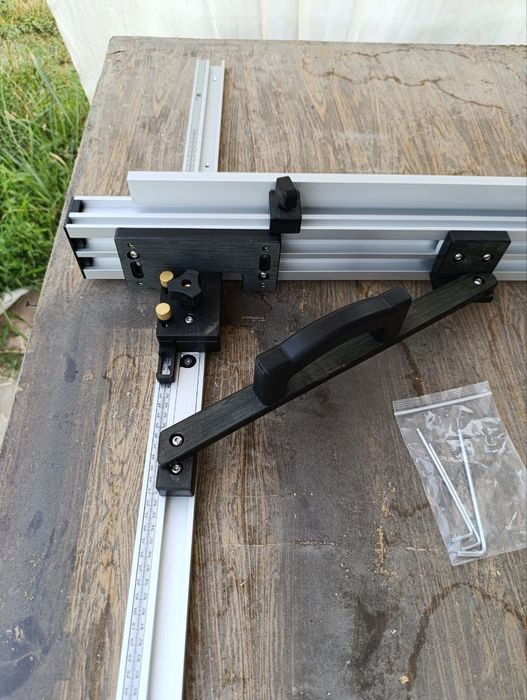 Параллельный упор для циркулярного стола.