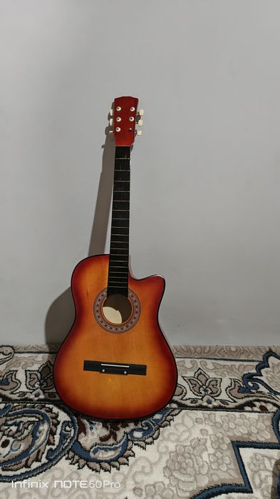 Gitara sotiladi ...