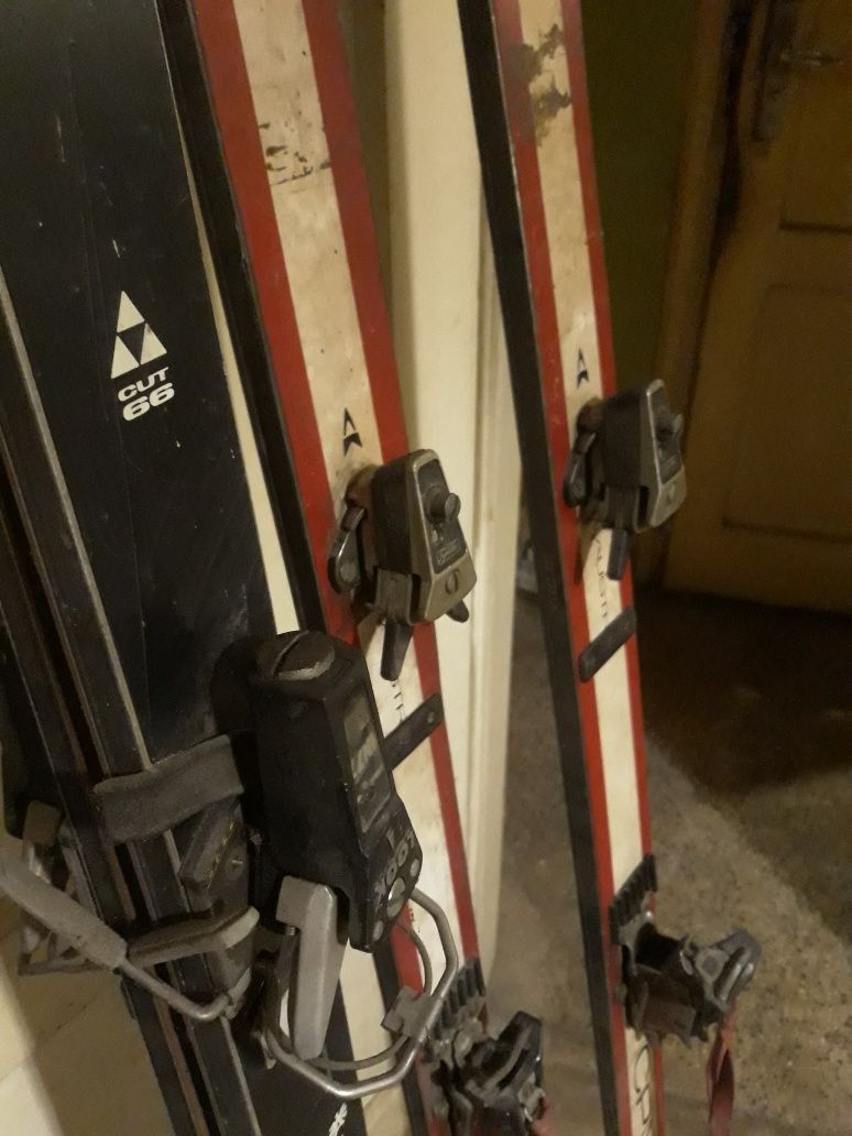 Три чифта стари ски, ретро.