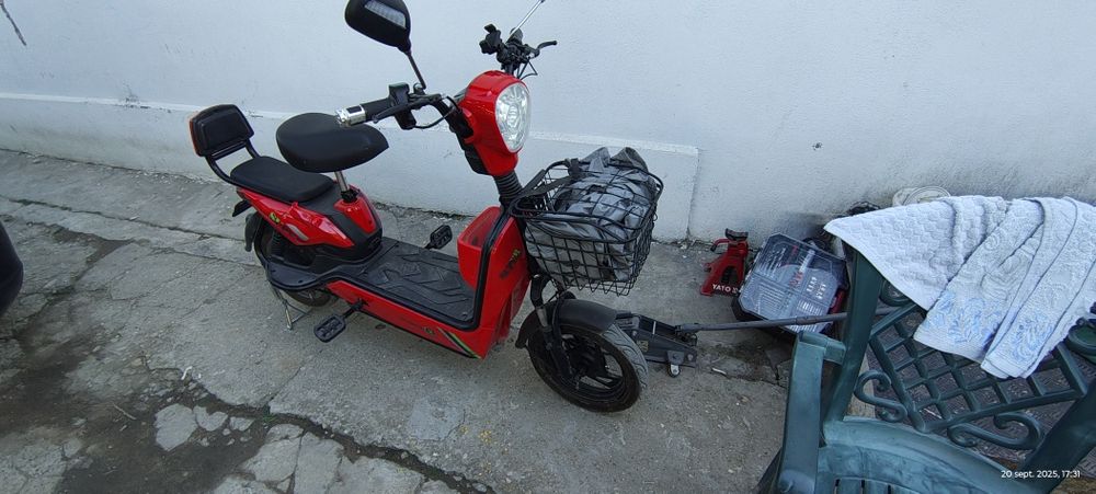 Scuter Electric cu pedale