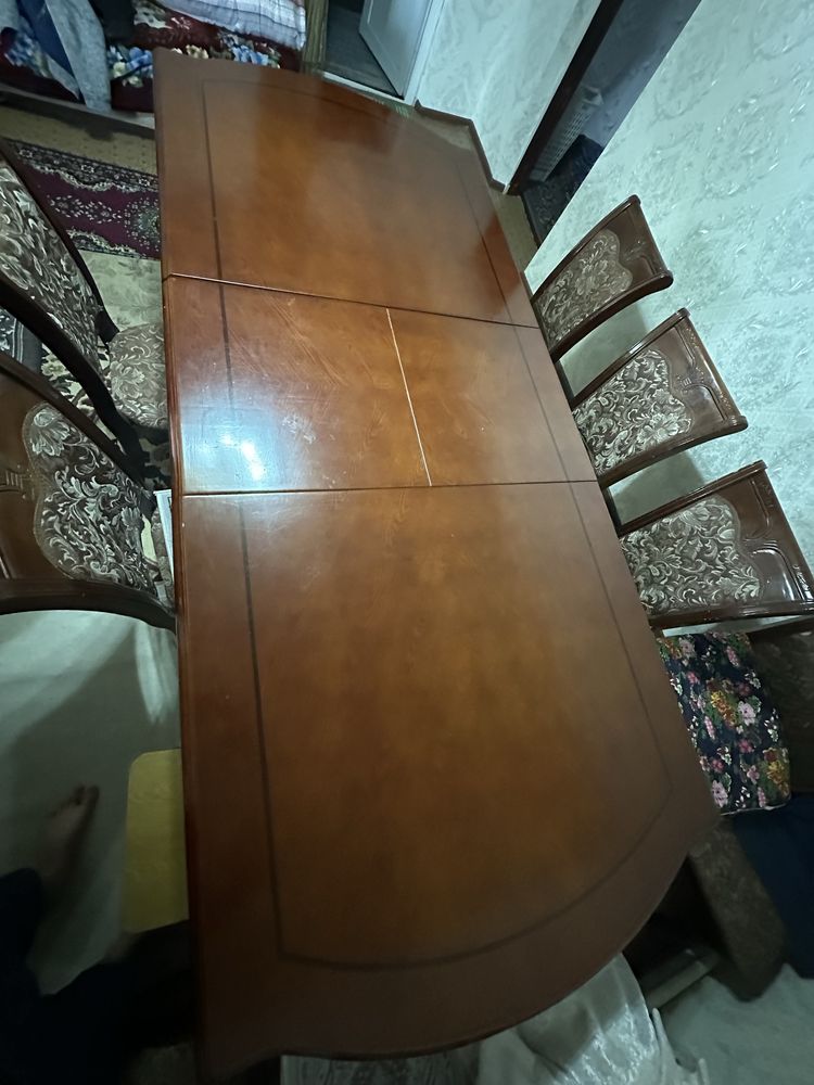 Стол для гостинной