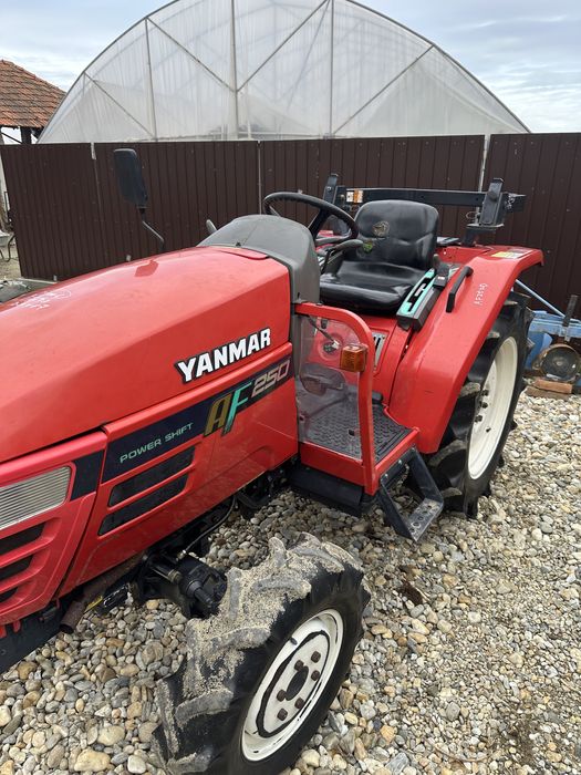 Tractoras Yanmax de 25 de cp