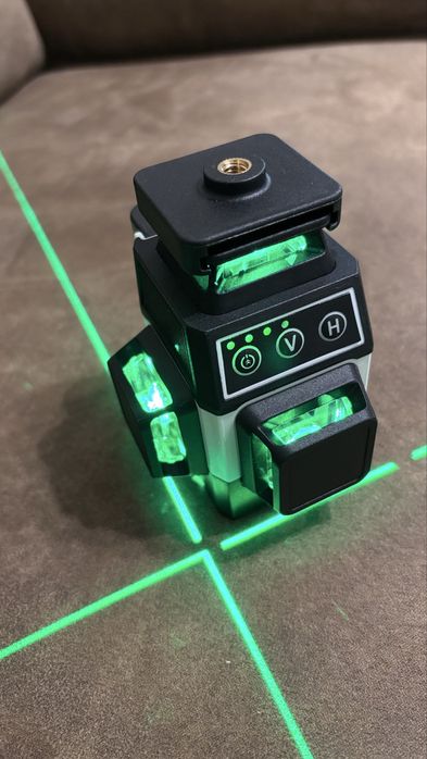 Промоция!!! Лазерен нивелир с 12 линии с мишена и стойка за стена