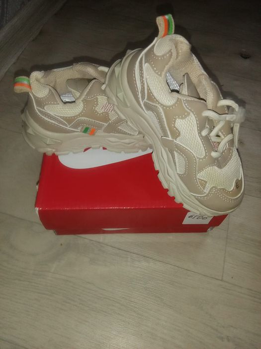 Продам детскую новую обувь