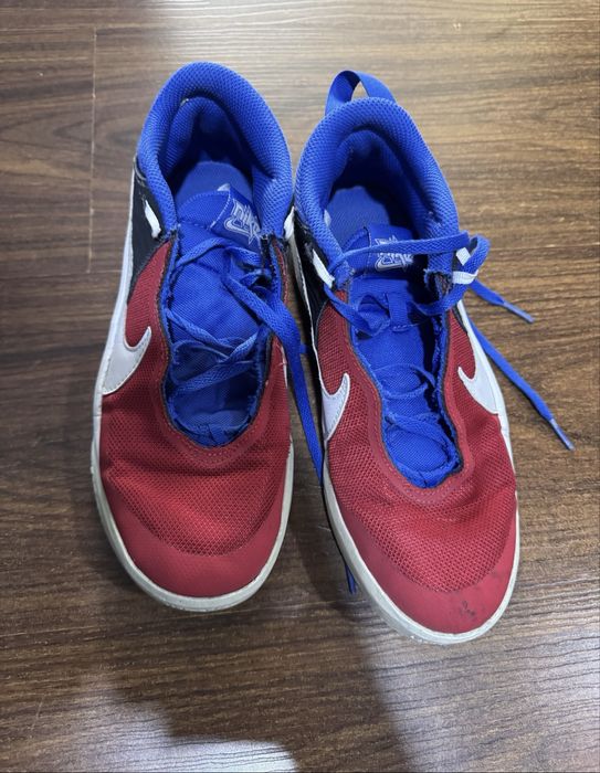 Кроссовки спортивные