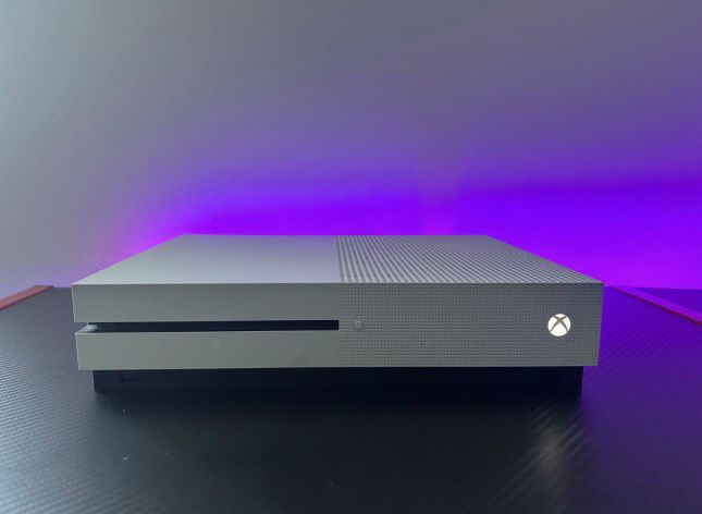 Vand consola Xbox One S 500GB ,consola inclusa