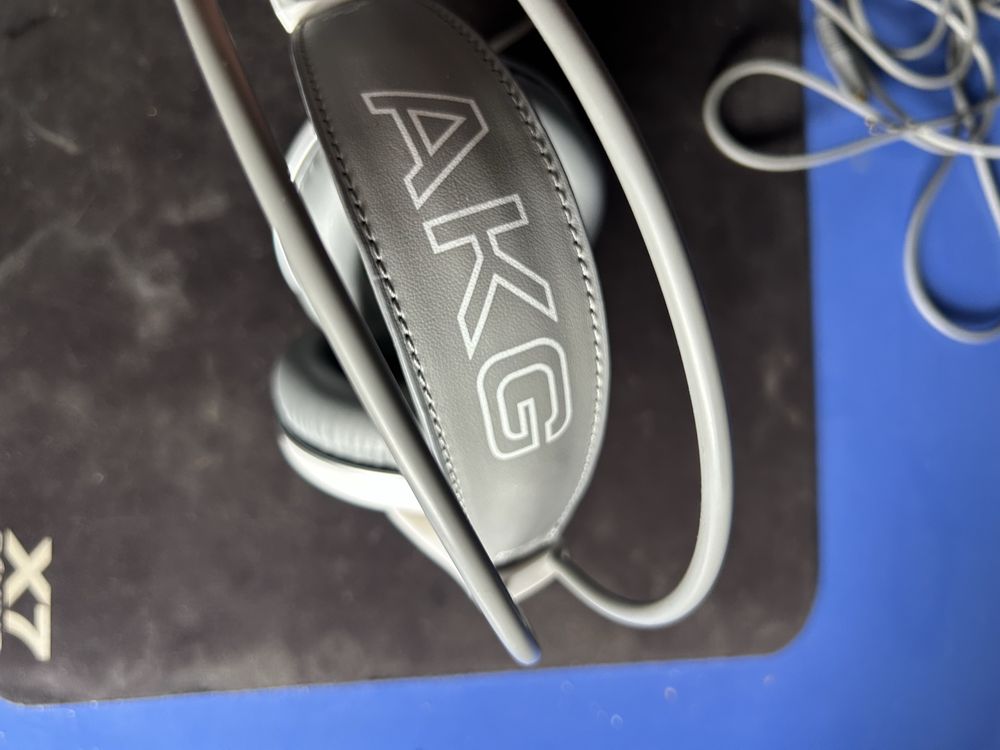 Casti bowers & wilkins si AKG
