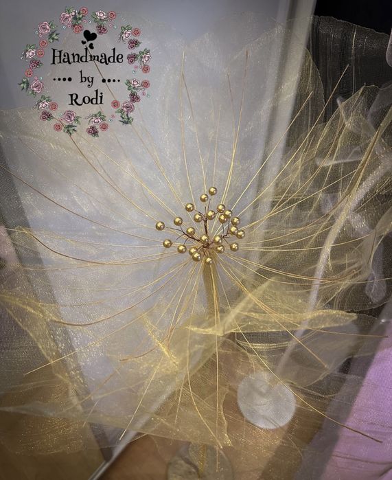 Декоративно голямо цвете