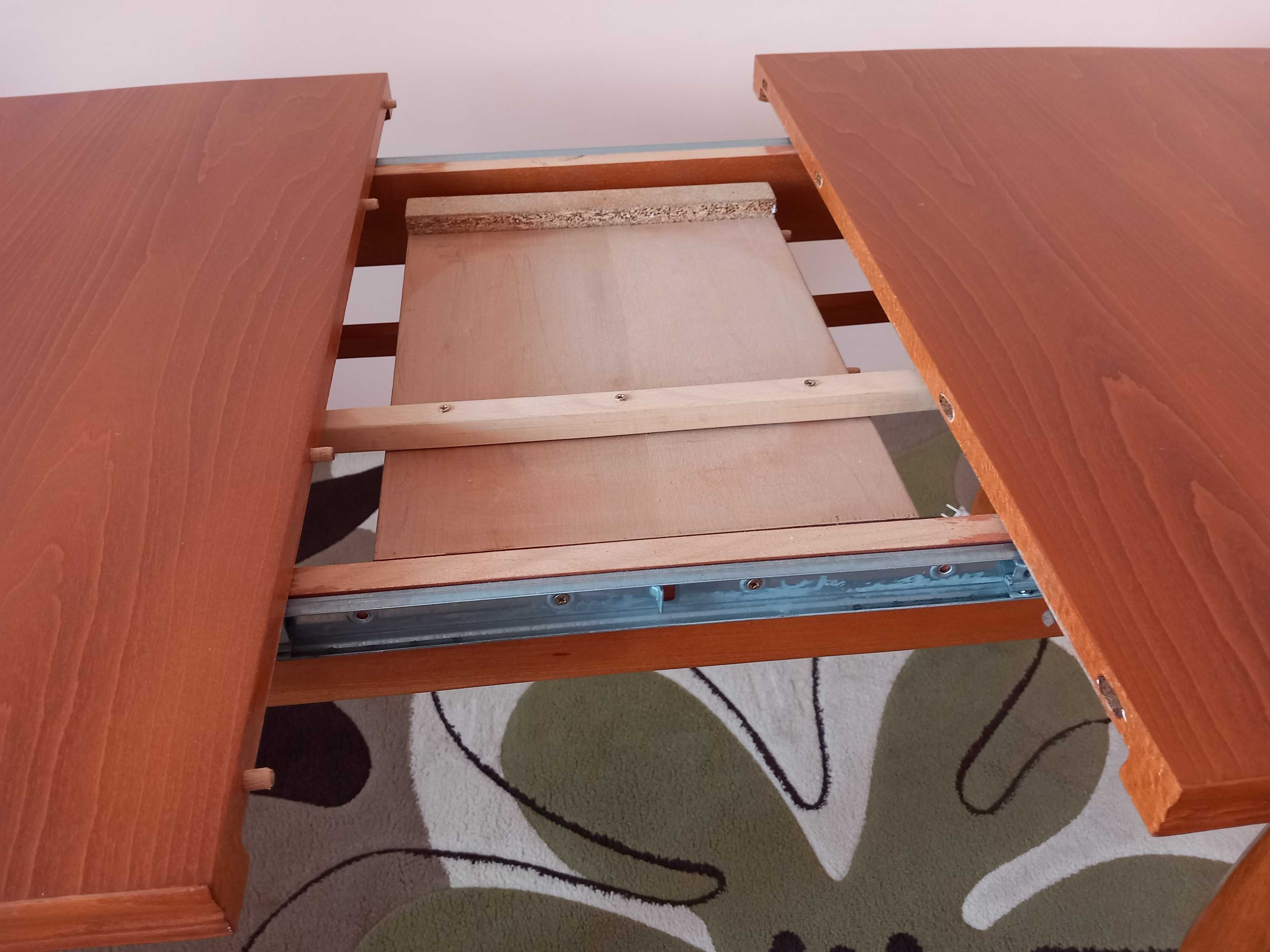Продавам разтегателна кухненска / трапезна маса 80 на см. 120/150 см.
