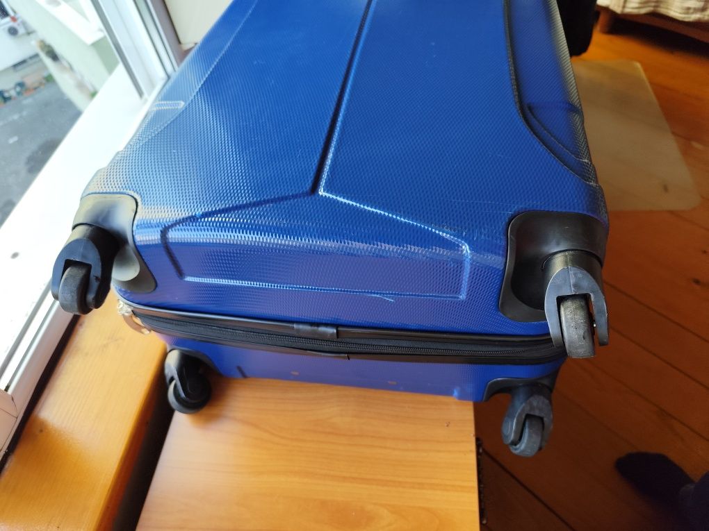 Troler plastic culoare albastru si geamantan voiaj retro - piele maron