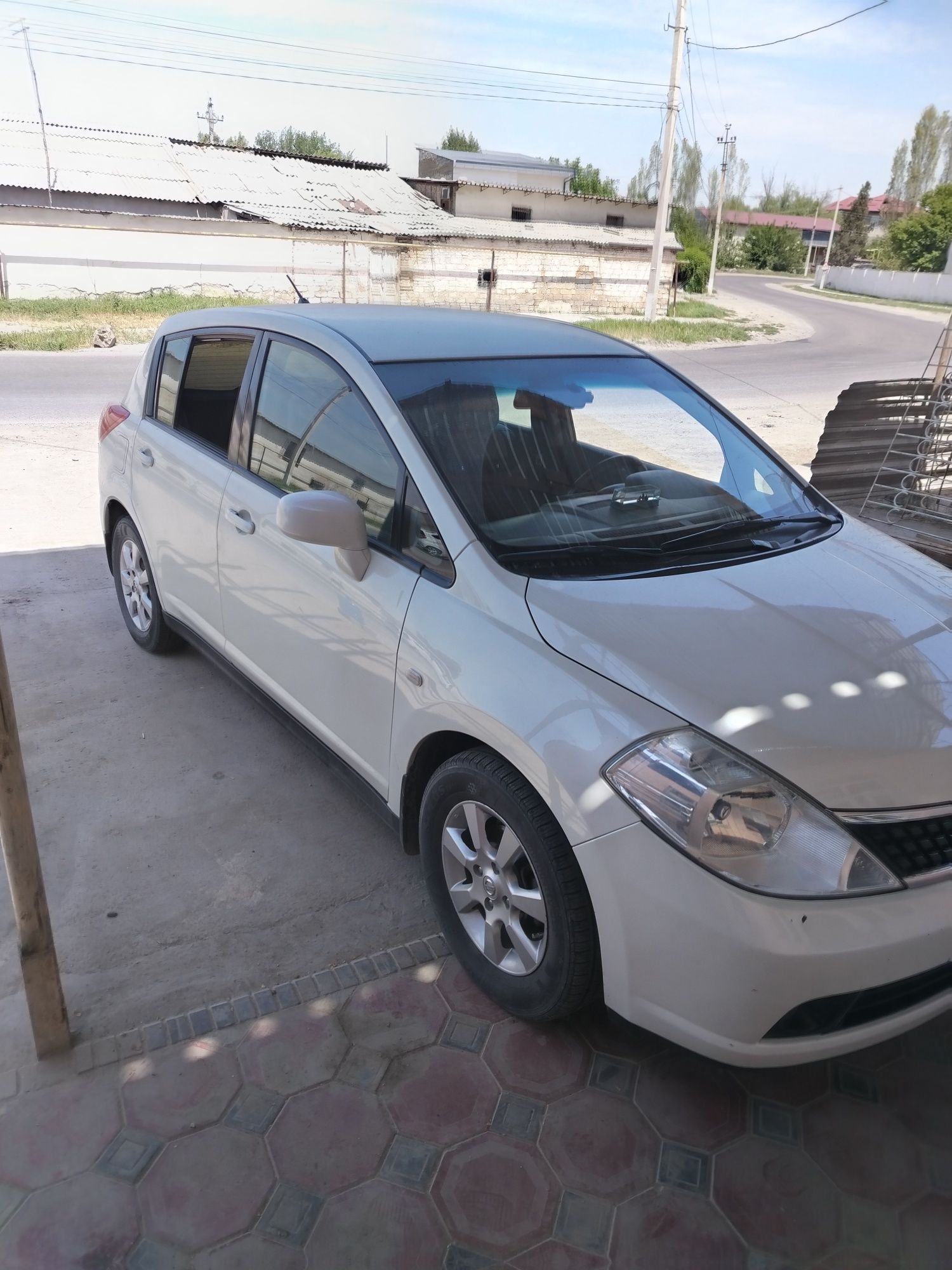 Nissan tiida sotiladi