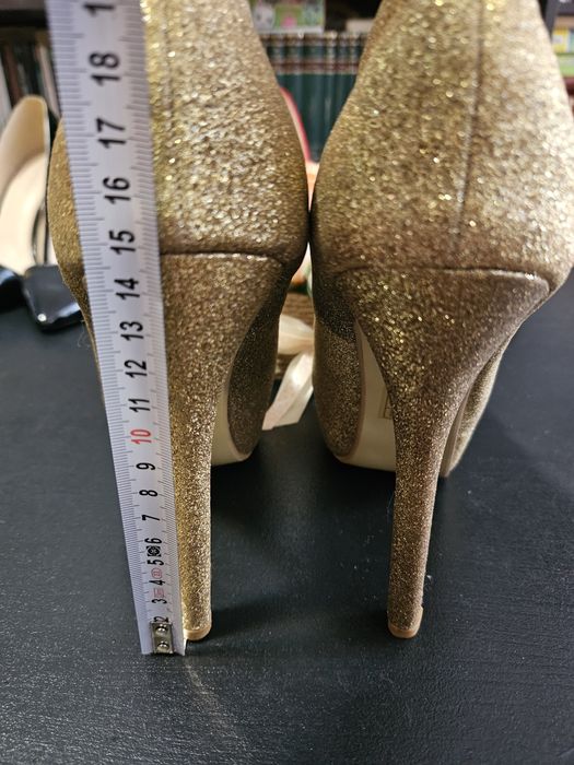 Pantofi aurii cu toc si platforma ascunsa marime 39