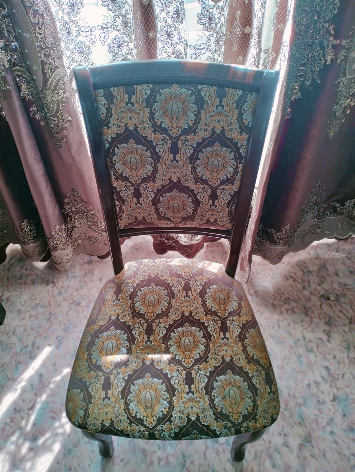 Стол со стульями в комплекте