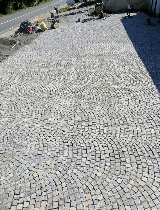 Vindem piatră și montam.