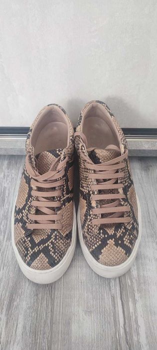 Тотална разпродажба на маратонки