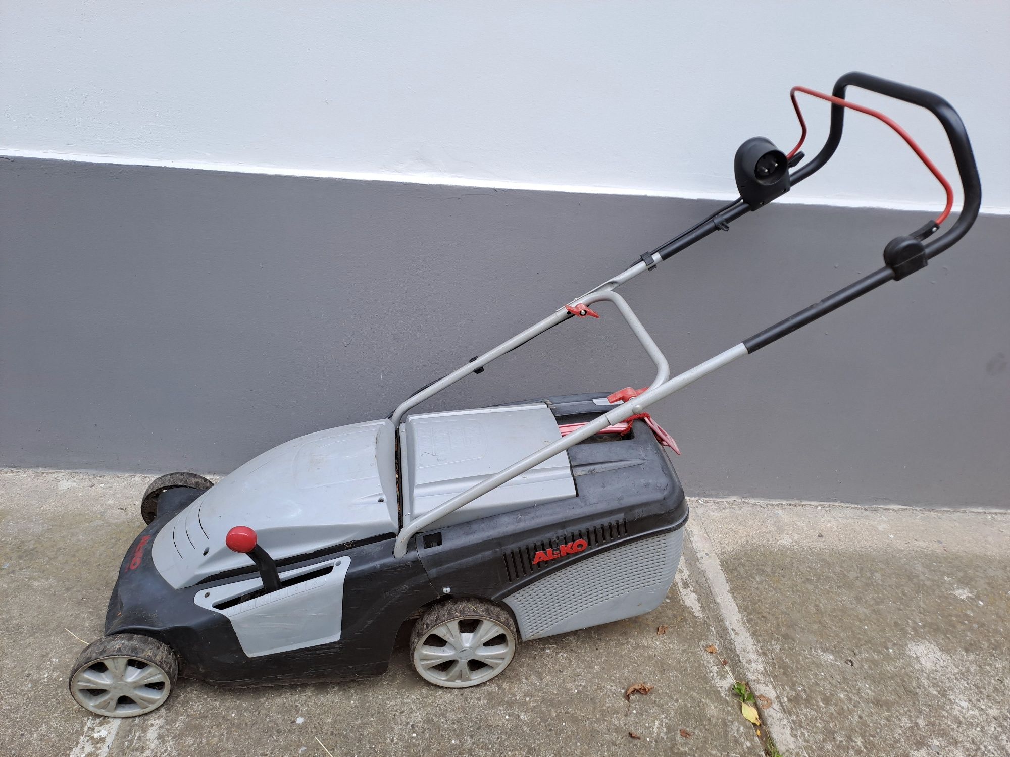 Mașina de tuns gazonul electrica