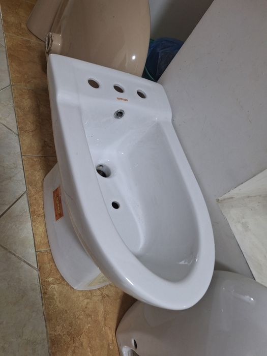 Продам раковины и песуар новые