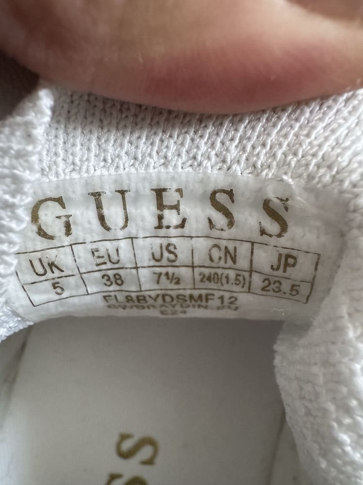 Нови обувки GUESS