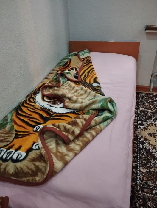 Сотилади кровать ва матрас янги салафани билан турибди