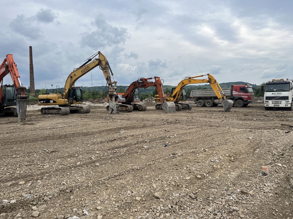 Bascula 8x4,excavator șenilat și buldozer