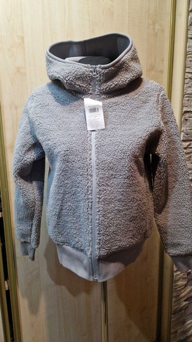 Продам новую утепленную курточку-бомбер