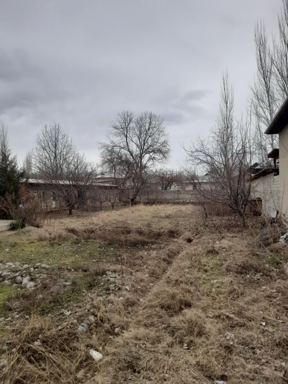 Уй-ховли сотилади