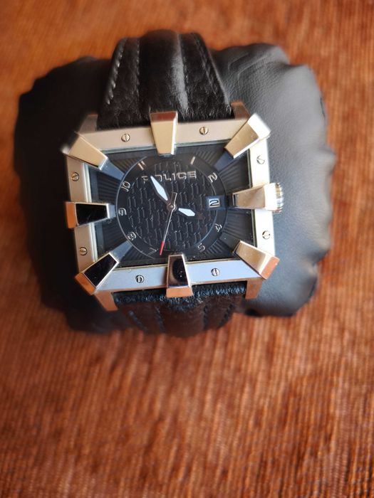 Часовник Police нов