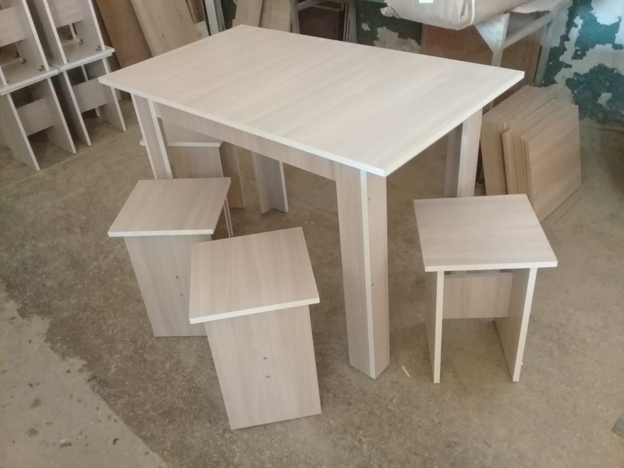 Новые стол и табуретки