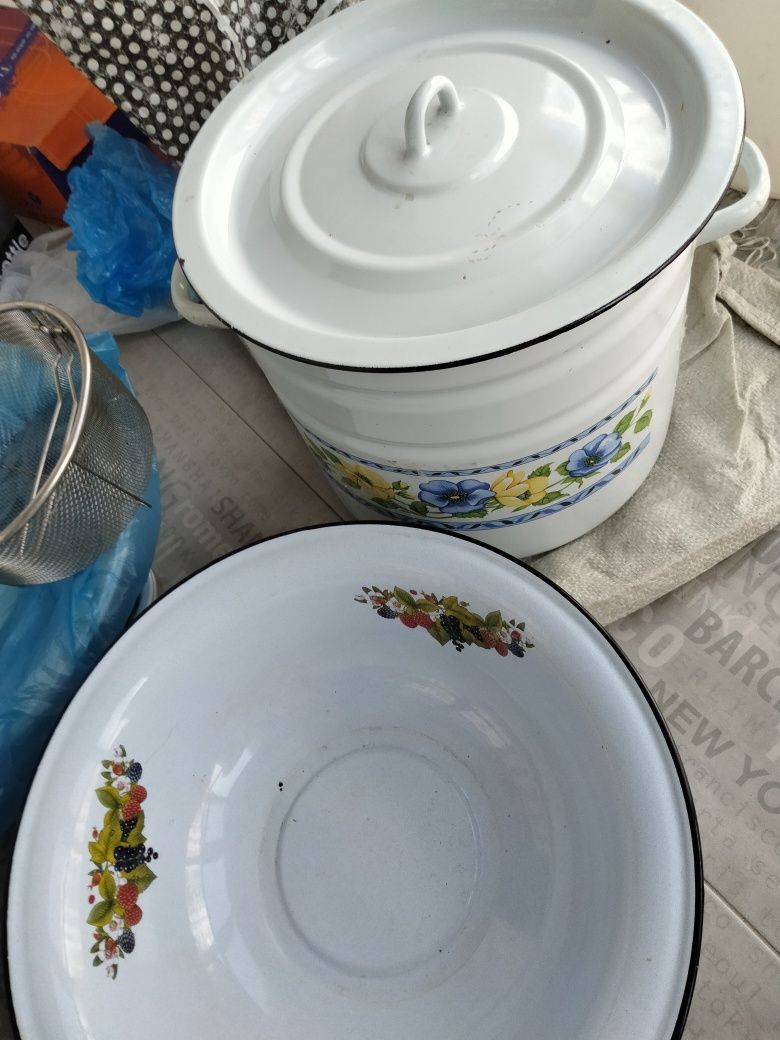 Продам кастрюль и таз эмалированный