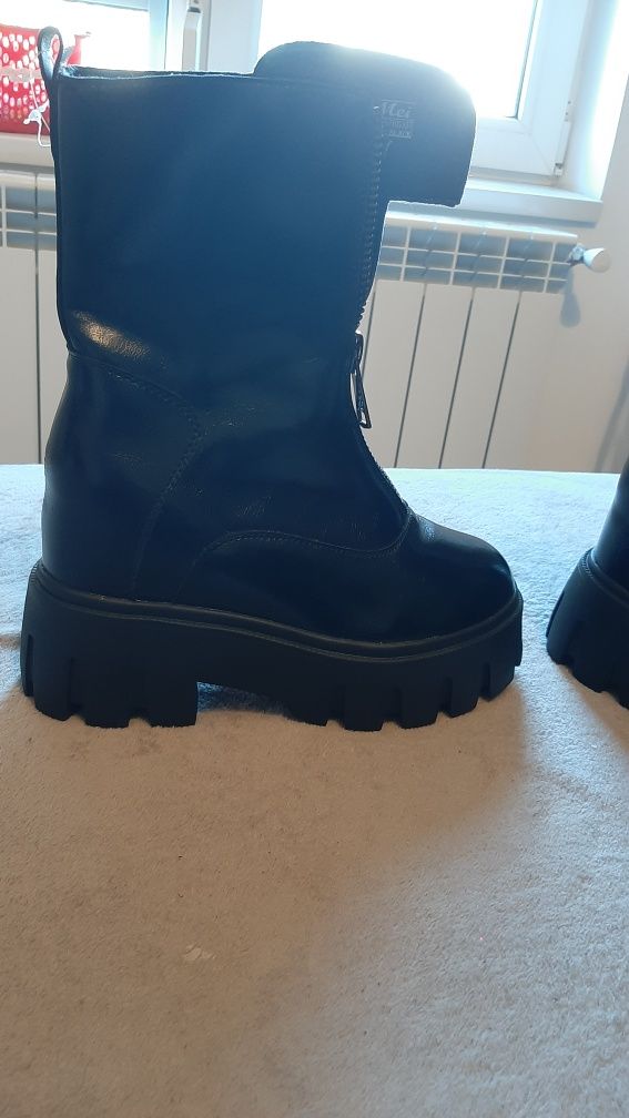 Vand ghete nr 37,noi, cu talpa platforma de 10 cm spate preț 130 lei