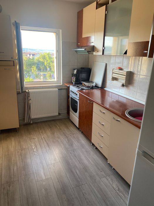 Vând apartament cu 4 camere