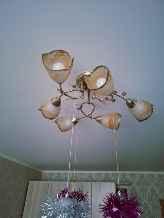 Продам красивую люстру