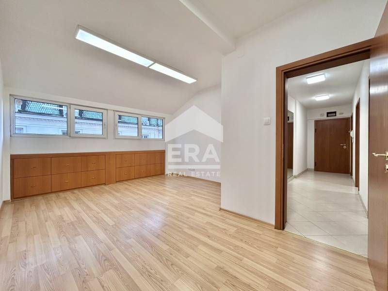 Дава се под наем Офис в София, Център - 89 кв.м за 1525 € - Снимка #1