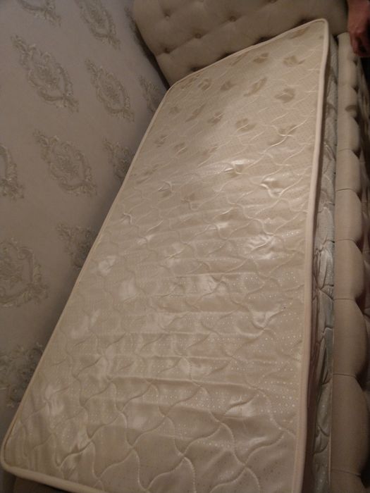 Кровать с матрасом