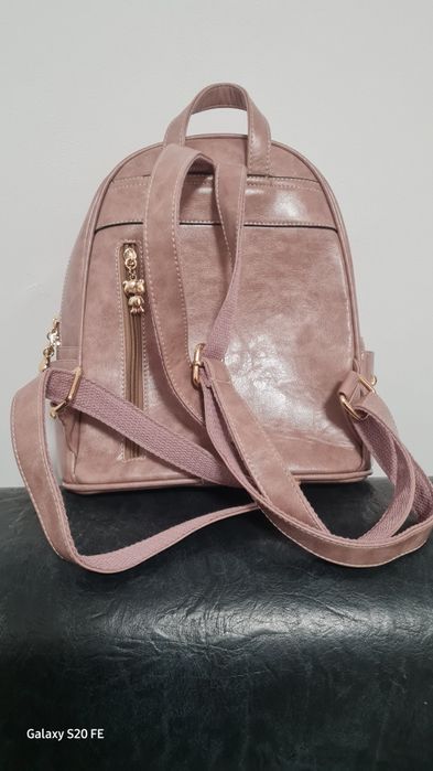 Vând rucsac nou material PU