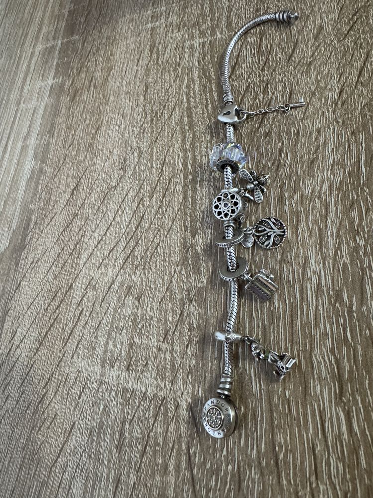 Vand bratara Pandora cu 7 charmuri - un charm Swarovski
