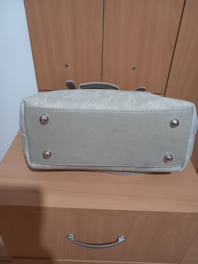 Бежова дамска чанта